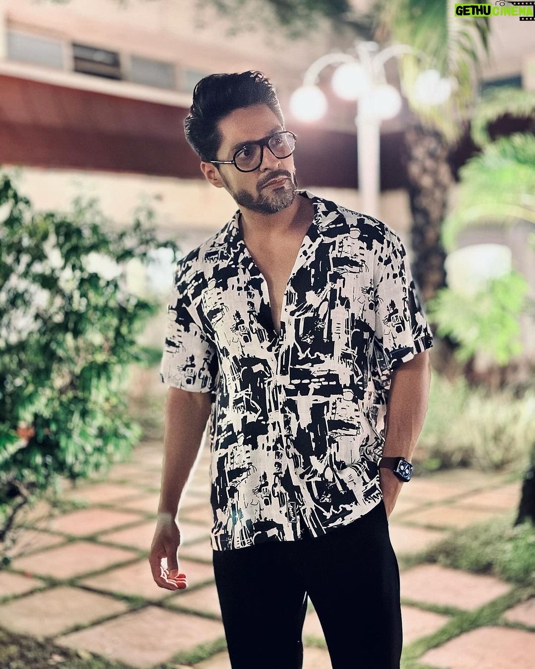 Gourab Chatterjee Instagram - Dancing in the moonlight. Disclaimer - Dancing is not my area of expertise and the caption is solely for the purpose of depicting the picture in a 'wannabe' fashion. π π€³ @devlinakumar The Oberoi Grand, Kolkata
