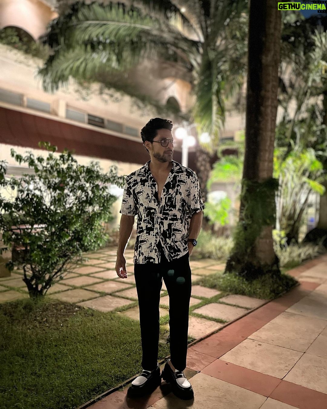 Gourab Chatterjee Instagram - Dancing in the moonlight. Disclaimer - Dancing is not my area of expertise and the caption is solely for the purpose of depicting the picture in a 'wannabe' fashion. π π€³ @devlinakumar The Oberoi Grand, Kolkata