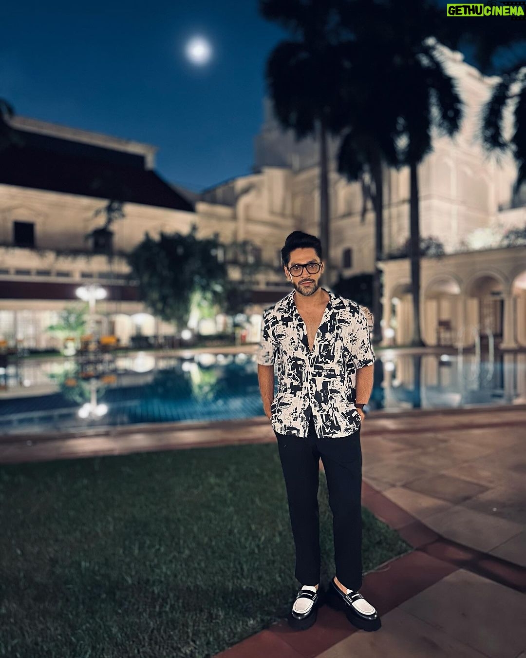Gourab Chatterjee Instagram - Dancing in the moonlight. Disclaimer - Dancing is not my area of expertise and the caption is solely for the purpose of depicting the picture in a 'wannabe' fashion. π π€³ @devlinakumar The Oberoi Grand, Kolkata