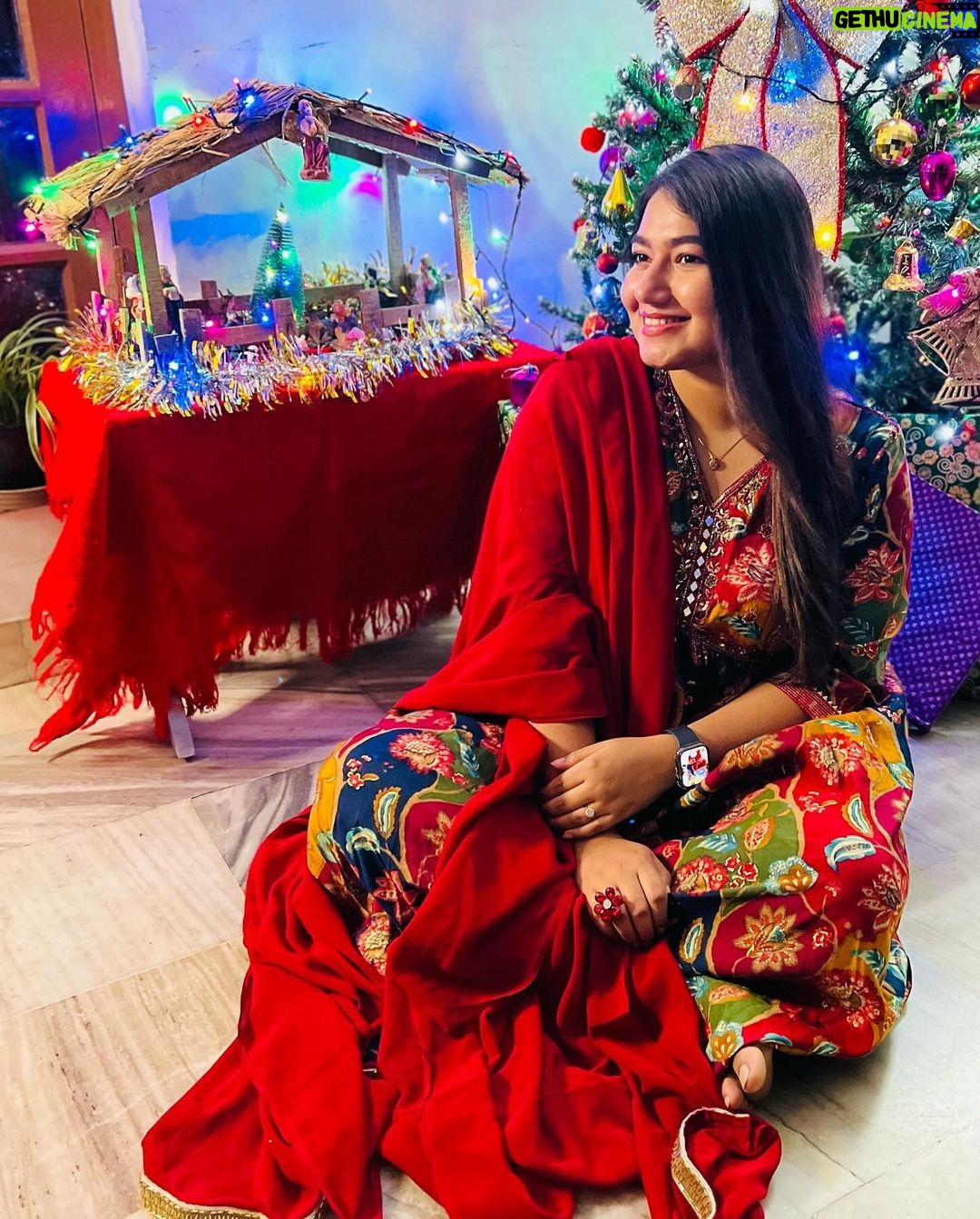 Grace Antony Instagram - Merry Christmas.🎄✨🎅🏻🎁🍷🍰 . . . . 📸 @saleena.hig . . #happychristmas #merrychristmas #christmas #graceantony #hollynight
