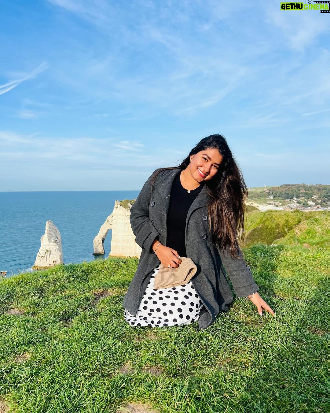 Grace Antony Instagram - Her vibe is pretty.🏔️❄️🫧 * * * * * * #france #paris #graceantony #vacation #travel #travelphotography Étretat, Normandie, France