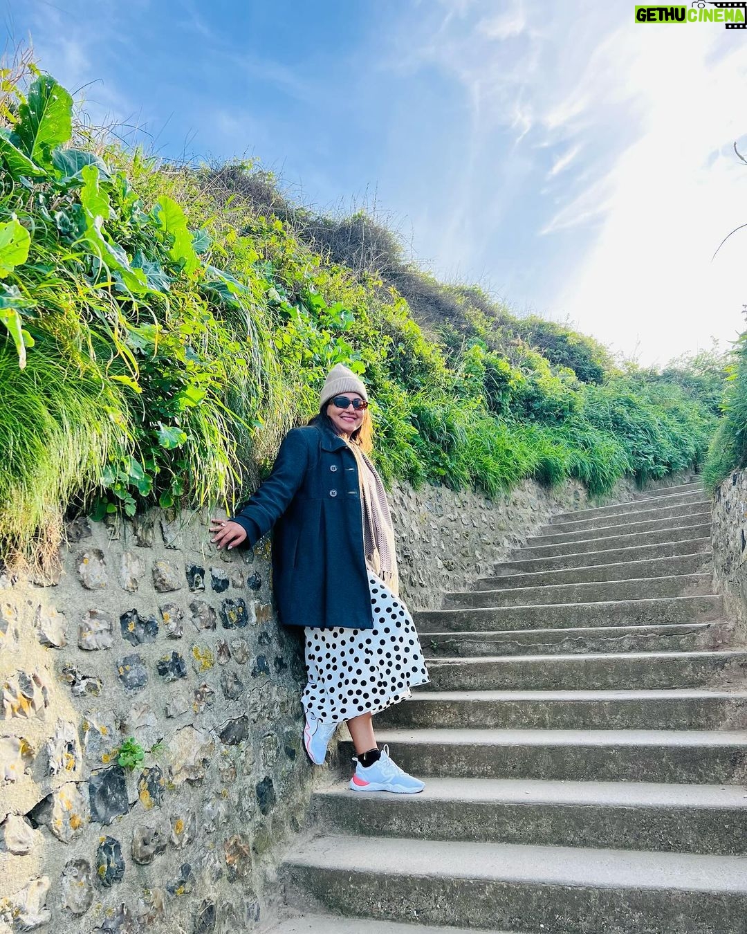Grace Antony Instagram - Her vibe is pretty.🏔️❄️🫧 * * * * * * #france #paris #graceantony #vacation #travel #travelphotography Étretat, Normandie, France