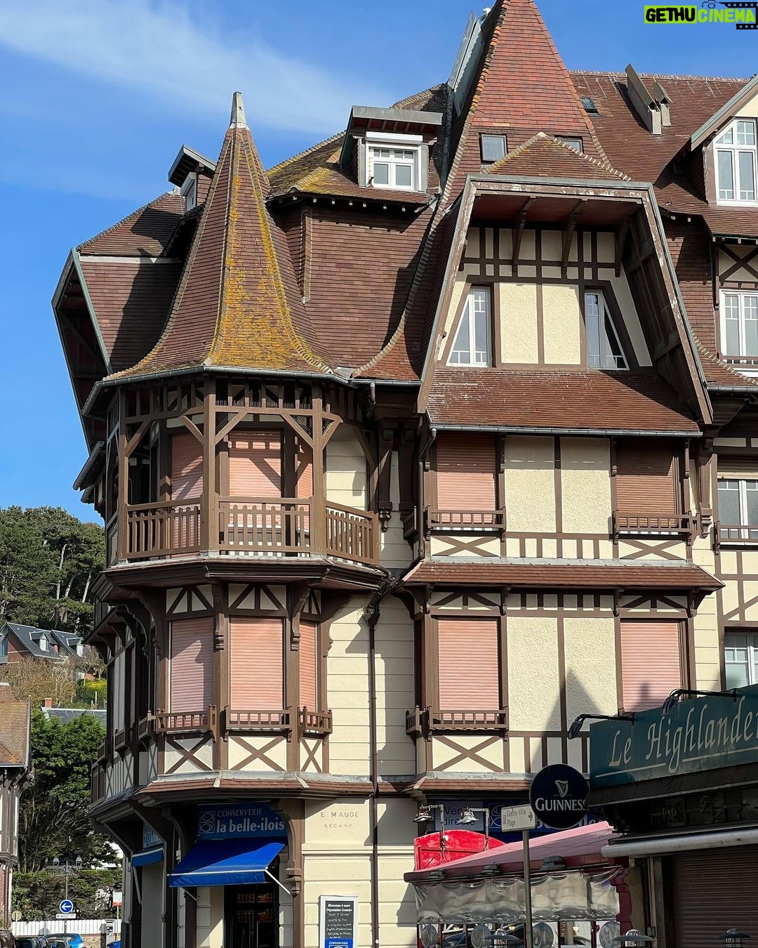 Grace Antony Instagram - Her vibe is pretty.🏔️❄️🫧 * * * * * * #france #paris #graceantony #vacation #travel #travelphotography Étretat, Normandie, France