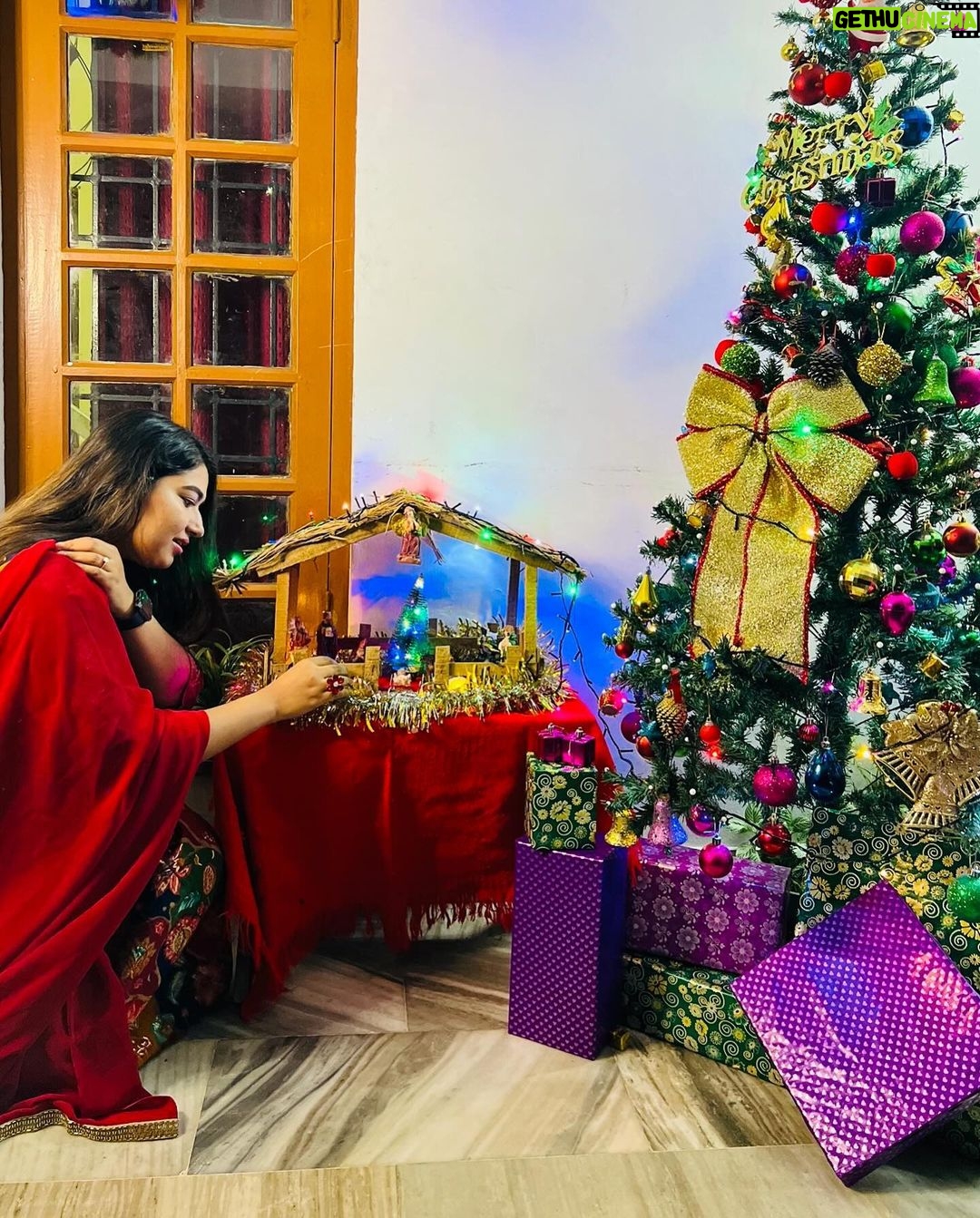 Grace Antony Instagram - Merry Christmas.🎄✨🎅🏻🎁🍷🍰 . . . . 📸 @saleena.hig . . #happychristmas #merrychristmas #christmas #graceantony #hollynight