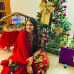 Grace Antony Instagram - Merry Christmas.🎄✨🎅🏻🎁🍷🍰 . . . . 📸 @saleena.hig . . #happychristmas #merrychristmas #christmas #graceantony #hollynight
