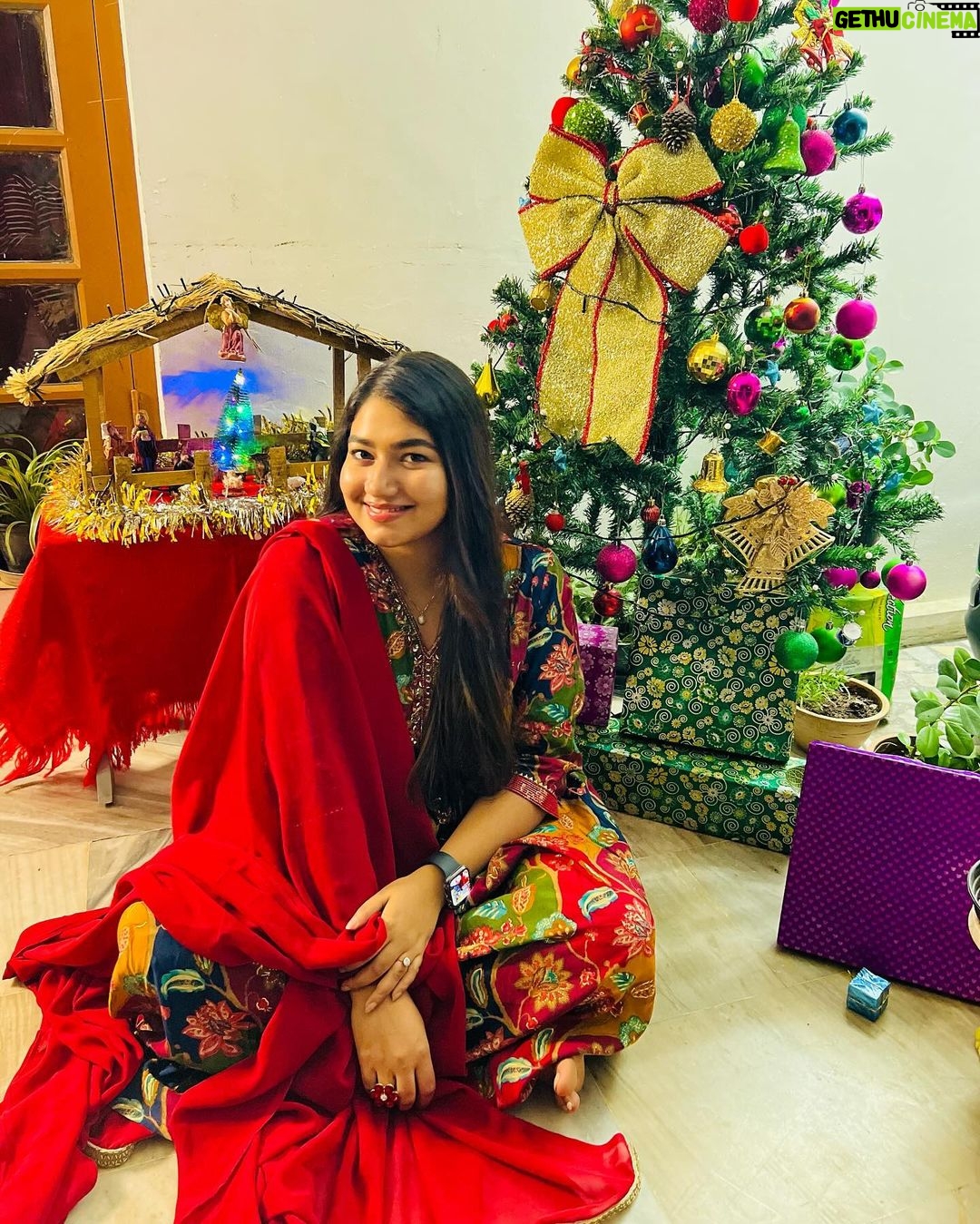 Grace Antony Instagram - Merry Christmas.🎄✨🎅🏻🎁🍷🍰 . . . . 📸 @saleena.hig . . #happychristmas #merrychristmas #christmas #graceantony #hollynight