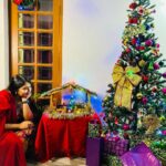 Grace Antony Instagram - Merry Christmas.🎄✨🎅🏻🎁🍷🍰 . . . . 📸 @saleena.hig . . #happychristmas #merrychristmas #christmas #graceantony #hollynight