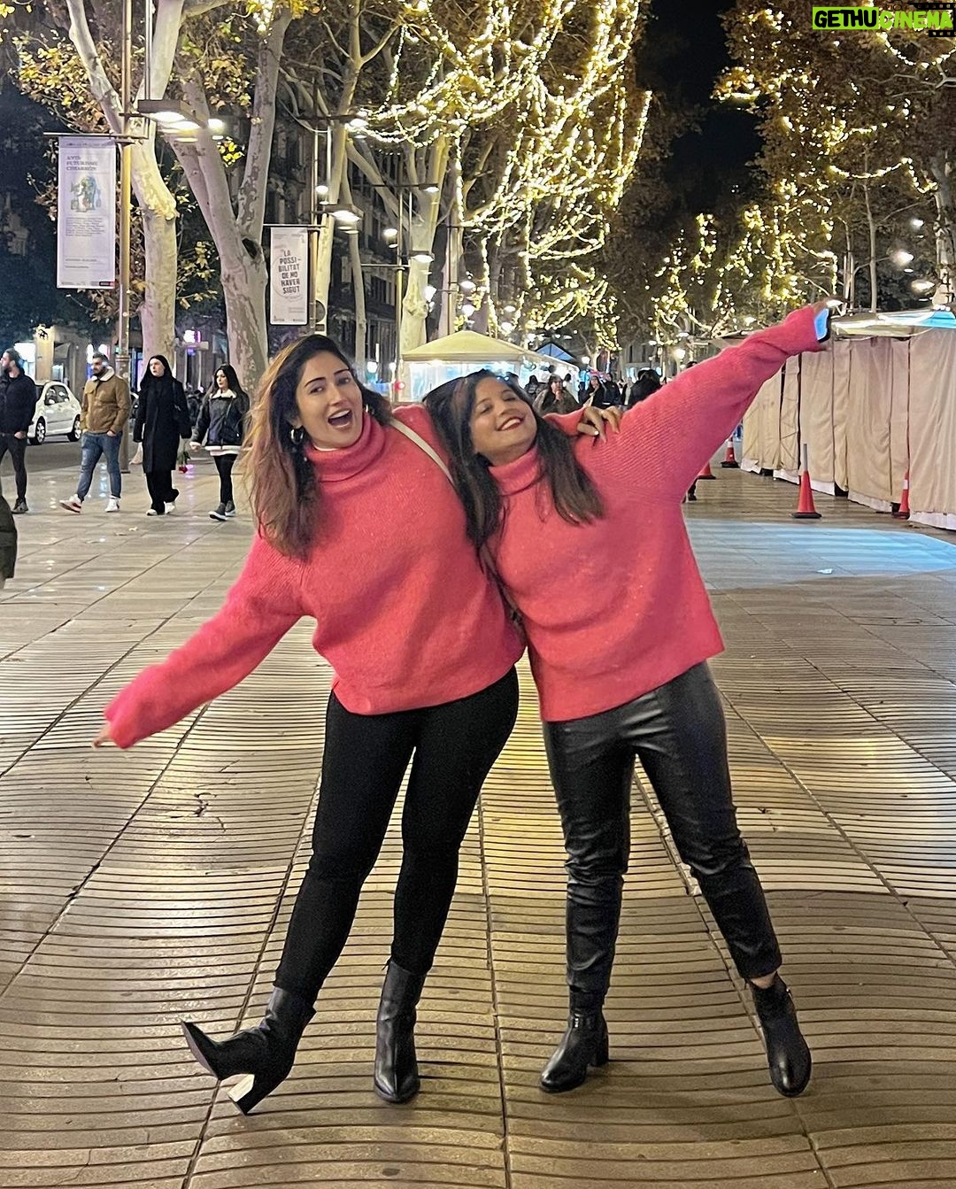 Gungun Uprari Instagram - Wishing you 365 days of happiness and laughter with friends & family and lots &lots happiness and success ❤️❤️❤️Happy New Year 2024 #happynewyear #happynewyear2024 #happyday Barcelona Beach
