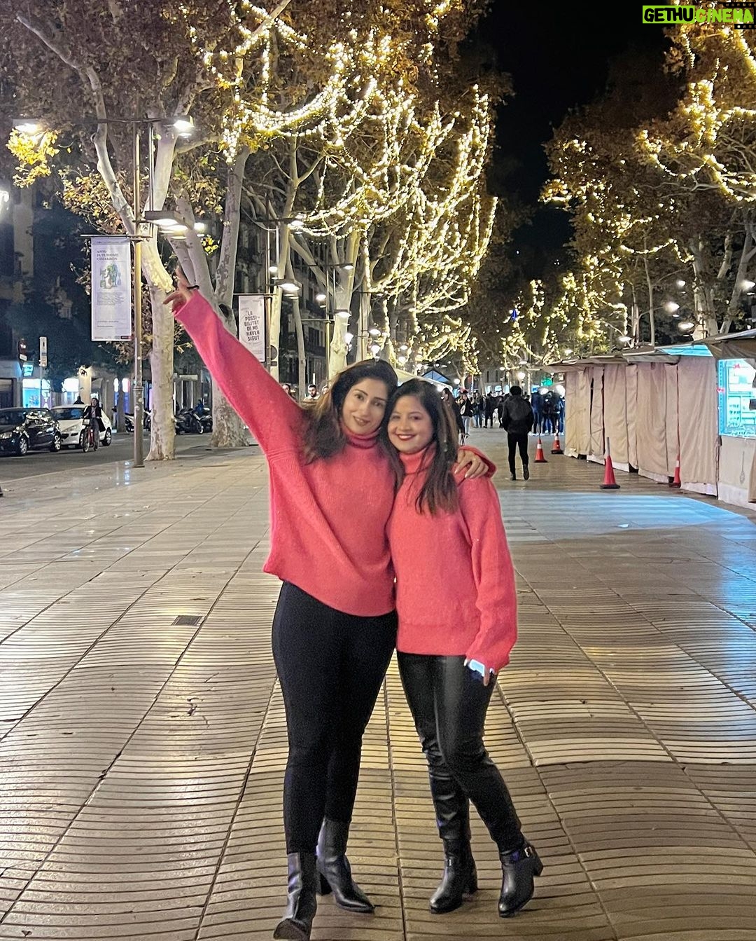 Gungun Uprari Instagram - Wishing you 365 days of happiness and laughter with friends & family and lots &lots happiness and success ❤️❤️❤️Happy New Year 2024 #happynewyear #happynewyear2024 #happyday Barcelona Beach