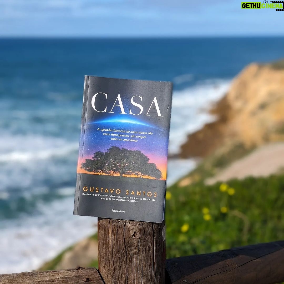 Gustavo Santos Instagram - A mergulhar profundamente no oceano deste meu livro. Para muita(o)s leitora(e)a, o meu melhor romance. Algo muito especial, pode nascer desta imersão. "As grandes histórias de amor nunca são entre duas pessoas..." Abraço forte. Praia Pequena, Sintra, Portugal