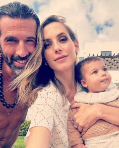 Gustavo Santos Instagram - Pedaços de uma família alquimista, que soube transformar todas as diferenças em respeito e todos os desconfortos ou medos em Amor. E assim seguiremos enquanto for incrível... ... porque nenhum de nós merece menos do que isso! Ninguém merece! ❤️❤️ Vilamoura