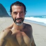 Gustavo Santos Instagram - O caminho da Verdade é estreito, mas tem as melhores vistas! E não ter medo de nada, é o segredo de tudo. Abraço forte. Praia Grande - Sintra