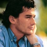 Gustavo Santos Instagram - No primeiro dia de Maio, do ano de 1994, vi partir, em direto, o meu único ídolo nesta vida. O piloto, mas primeiro o homem. Estava prestes a fazer 17 anos. Era dia da mãe. E como sempre, aos domingos, lá estava eu, em frente à televisão, para vê-lo e torcer por ele, em cada curva, em cada aceleração, em todas as ultrapassagens. Era feroz e humilde. Admirado e incompreendido. Mas fiel. Absolutamente fiel aos seus valores e à sua fé em Deus. O homem que, num desporto de bilhões, lutou pela Verdade e nunca se deixou corromper pela política. Na época, a única luz do povo brasileiro e a inspiração de milhões de pessoas no mundo inteiro. Foi um golpe gigante na minha juventude. Perceber, numa curva, que os bons, os melhores, podiam sucumbir num abrir e fechar de olhos. Nunca mais vi Fórmula 1. Hoje, passados tantos anos, decidi ver um documentário sobre a sua vida... e a sua morte. Sabia no que me estava a meter. Sorri, arrepiei-me, aprendi, mas, sobretudo, dei por mim a chorar como o havia feito na época, aos soluços... A ferida, percebi, manteve-se aberta este tempo todo. Doeu-me o peito. Mas recordei-me, também, que para o Amor não há tempo. E não importa como ele se manifesta. Todos aqueles que, de alguma forma, perto ou longe, nos tocam com a sua Verdade, permanecem vivos em nós. E ele aqui continua e não importa que doa. A dor é uma das múltiplas formas de amar. Long Live Senna.