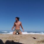Gustavo Santos Instagram - Percebi, há muitos anos, que o meu corpo preferia a fluidez à força, a dança às barras, o natural ao exagero. Sempre fiz ginásio. Vi o meu corpo desenvolver-se, ganhar novas formas e, não raras vezes, até lhe reconheci mérito para ser modelo em aulas de anatomia, tão esculpido o havia feito. Atingi o meu auge aos trinta e tal anos, quando fui capa da @menshealthportugal . Uma capa sem photoshop de um corpo sem químicos. A minha natureza e a minha disciplina trataram de tudo. Foi uma conquista. Só que o interesse em ser forte desvaneceu-se e com ele desapareceu, também, a necessidade de consumir animais; as barras, perderam o encanto; e o exagero, após um enorme susto, acordou-me. E acordar é agarrar num pedaço de consciência e torná-la viva em nós. Foi aí que percebi que o aspecto físico é muito menos importante do que a saúde do corpo, que o movimento é mais apaixonante do que todos os aparelhos juntos e que explorar a nossa natureza, a sua flexibilidade e o seu peso, é exercício para o resto da vida. Hoje, não me imagino trancado em ginásios; só desejo salas de prática de Yoga ou areia debaixo dos pés... e dançar. A verdadeira força está no respeito inabalável por quem somos "Agora". Abraço forte. Praia Grande - Sintra