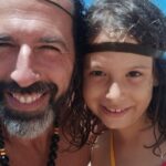 Gustavo Santos Instagram - Vou contar-vos uma história. Aquando da gravidez do meu primeiro filho, o Salvador, o meu primeiro instinto mostrou-me uma menina. Na segunda gravidez, quando chegou o Xavier, tive a certeza que ela chegaria. E na vez do António, mais certezas tive. Tudo água! 🤣🤣 Claro que sempre que soube que seria um menino, fiquei feliz como uma criança e chorei como um bebé. Na verdade, até acho que estou mais preparado para educar rapazes. Amo estes putos todos, como nunca amei nada nem ninguém. E, aliás, só me faz sentido assim. Até porque, e vamos à parte mágica da história, a minha alma já sabia que a menina vinha a caminho. Aliás, já cá estava. A Mel. A mais velha. Aquela que já havia nascido, mesmo antes de ter tido a primeira vontade de ser pai. Sinto uma enorme honra por esta menina ver em mim, não "O" pai, mas "Um" pai. O resto, o vídeo mostra. E o sorriso dela, quando me chamou num destes dias de praia, e me disse: - Pai, tenho uma surpresa para ti. Praia Das Maçãs, Sintra, Portugal