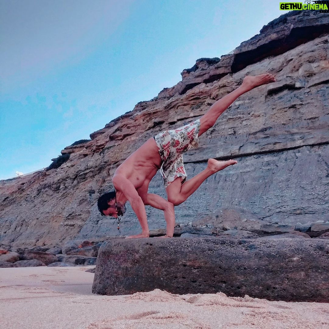 Gustavo Santos - 1K Likes - ALERTA MÁXIMO: CALOR EM OUTUBRO!
"O quê?
As praias cheias de gente?
As pessoas a divertirem-se?"
Eu aqui, a expandir-me e a nutrir-me, e imagino o Guterres fora de si, engravatado e trancado no seu escritório das Nações Unidas, a criar o próximo título para assustar a malta.
De "Alterações Climáticas" passou para "Ebolição Global"... o que virá agora?
Malta, não tenham medo nem se deixem levar por propagandas manipuladoras.
Esta malta é paga para nos assustar e trancar-nos em casa enquanto eles passeiam de jato e de festa em festa.
Fazem muito bem em estar na praia ou na rua.
A vida é para ser desfrutada.
Tenham bons hábitos convosco, com os outros e com a Terra.
Abraço, bons mergulhos ou bons passeios!