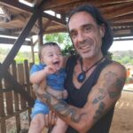 Gustavo Santos Instagram - MEU IRMÃO! Como sabes, gosto dos raros. Daqueles cujo coração não vive trancado num aquário redondo de diâmetro envergonhado, mas que flui nas águas infinitas desta nossa casa. Daqueles que são donos de uma cabeça questionadora, com sinapses fortes e elásticas, capazes de nos fazer pular e transpor as muralhas de medo com que, propositadamente, nos cercaram. Daqueles que são intensos como eu e, como eu, encontram na Natureza a extensão de quem são. IRMÃO, HONREMOS ESTA VIAGEM E ESTA OPORTUNIDADE QUE NOS FOI DADA PARA FAZÊ-LA JUNTOS. Só Amor por ti. Altura, Faro, Portugal