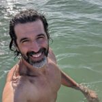 Gustavo Santos Instagram - (Ainda sobre ontem, dia 1) Não foi só o primeiro mergulho do ano; foi o primeiro ato de Liberdade. E que bom foi, ver tanta gente na água como eu, de coração aberto, cabeça limpa e pele arrepiada. Dá-me esperança ver coisas assim. A vida acontece todos os dias e é por isso que viver é um acontecimento. Nada por dizer. Nada por fazer. Simplesmente, acontecer. Bom dia! Praia Dos Pescadores - Ericeira