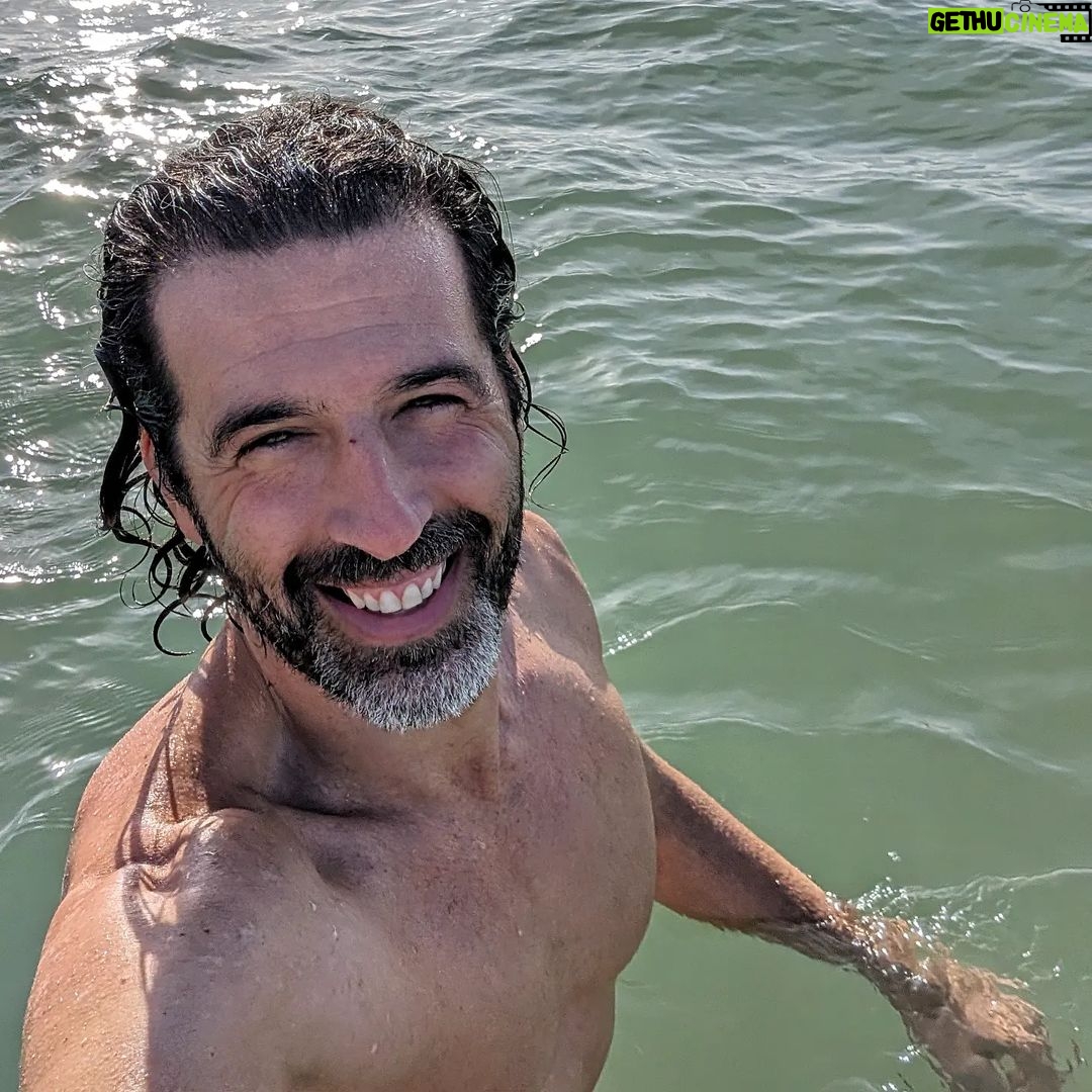 Gustavo Santos Instagram - (Ainda sobre ontem, dia 1) Não foi só o primeiro mergulho do ano; foi o primeiro ato de Liberdade. E que bom foi, ver tanta gente na água como eu, de coração aberto, cabeça limpa e pele arrepiada. Dá-me esperança ver coisas assim. A vida acontece todos os dias e é por isso que viver é um acontecimento. Nada por dizer. Nada por fazer. Simplesmente, acontecer. Bom dia! Praia Dos Pescadores - Ericeira