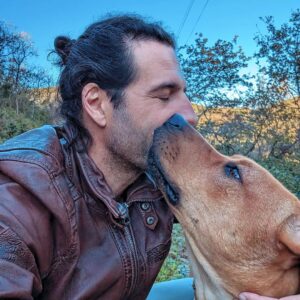 Gustavo Santos Instagram - Bom dia, amantes da Família e da Natureza!

Tentei duas dezenas de legendas para ilustrar este momento da nossa caminhada matinal; nenhuma dizia exatamente o que queria dizer.

Nem sempre as palavras saem.

Nem sempre é para dizer alguma coisa.

E é por isso que se diz que uma imagem vale mais do que mil palavras.

Abraço forte.