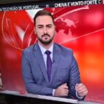 Gustavo Santos Instagram - E AGORA? AINDA SOBRE O VÍDEO QUE PARTILHEI ONTEM. O QUE SERÁ QUE ESTA PESSOA VAI FAZER AGORA? SERÁ HOMEM OU BONECO? LOBO OU OVELHA? DIGNO OU OBEDIENTE? IRÁ À DIREÇÃO DESTE APEADEIRO DA TELEVISÃO PORTUGUESA, PERGUNTAR PORQUE É QUE PERMITIRAM QUE FIZESSE FIGURA DE URSO EM DIRETO OU FICARÁ CALADO PORQUE, AFINAL DE CONTAS, ESTÁ A VIVER O SEU SONHO; SONHO ESSE, ONDE NÃO PASSA DE CARNE PARA CANHÃO E REALIZA-SE A ENGANAR, CONSTANTEMENTE, OS OUTROS? SE SE DESPEDISSE OU FIZESSE COM QUE O CANAL EMITISSE UM PEDIDO PÚBLICO DE DESCULPAS, SERIA COMO UM IRMÃO PARA MIM. VENCERÁ A DIGNIDADE OU O MEDO? E ISTO DIZ MUITO SOBRE QUEM SÃO, VERDADEIRAMENTE, AS PESSOAS E SOBRE AQUILO A QUE DÃO, VERDADEIRAMENTE, IMPORTÂNCIA. ABRAÇO FORTE.