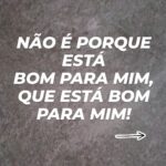 Gustavo Santos Instagram - NÃO É PORQUE ESTÁ BOM PARA MIM, QUE ESTÁ BOM PARA MIM! MAS VAMOS POR PARTES. IUC - curiosamente, três dos meus carros são anteriores a 07/2007 (dois clássicos e um pré-clássico), como tal, o Estado quer incentivar-me a abatê-los. Acontece que, juntos, fazem menos de 5.000 quilómetros/ano. Não faz sentido, ainda assim, fiquei a pensar e como também tenho um elétrico, aceitaria, então, abatê-los, mas com duas condições: * o Estado pagava-me ao cêntimo o valor dos três. * no momento do abate, e como juntos somam 15 lugares sentados, colocaria 15 elementos do governo lá dentro. Costas, Medinas, etc... Eu, como é fácil de atestar, estou na boa; mas não consigo ser indiferente à quase proibição de circulação de centenas de milhares de pessoas que não vão ter condições para pagar o novo imposto dos seus velhos carros nem comprar elétricos como se fossem trocos. CONTROLO SOBRE ALIMENTOS E ÁGUA - tenho terra para cultivo e furo, ou seja, não é uma empresa do Estado que me fornece a água, é a Natureza. Também aqui, estou safo. Mas não consigo ficar sossegado ao assistir ao estrangulamento coletivo de um povo que cada vez encontra menos soluções, até para o consumo de bens primários. LOCKDOWN'S - vivo no campo, tenho Terra que nunca mais acaba à minha frente e, como tal, nunca me fecharão em casa. É tranquilo para mim, mas quando vejo tantas pessoas, subitamente, assustadas com o calor, a chuva, ventos e trovoadas, chego a pensar que aceitarão essas futuras imposições com o rabinho entre as pernas. TRÊS COISAS POR DIZER: 1ª - NÓS NÃO SOMOS MERDA! 2ª - NINGUÉM DO GOVERNO NOS QUER BEM! 3ª - TORNEM-SE INDEPENDENTES, AUTÓNOMOS E SOBERANOS. Abraço forte!