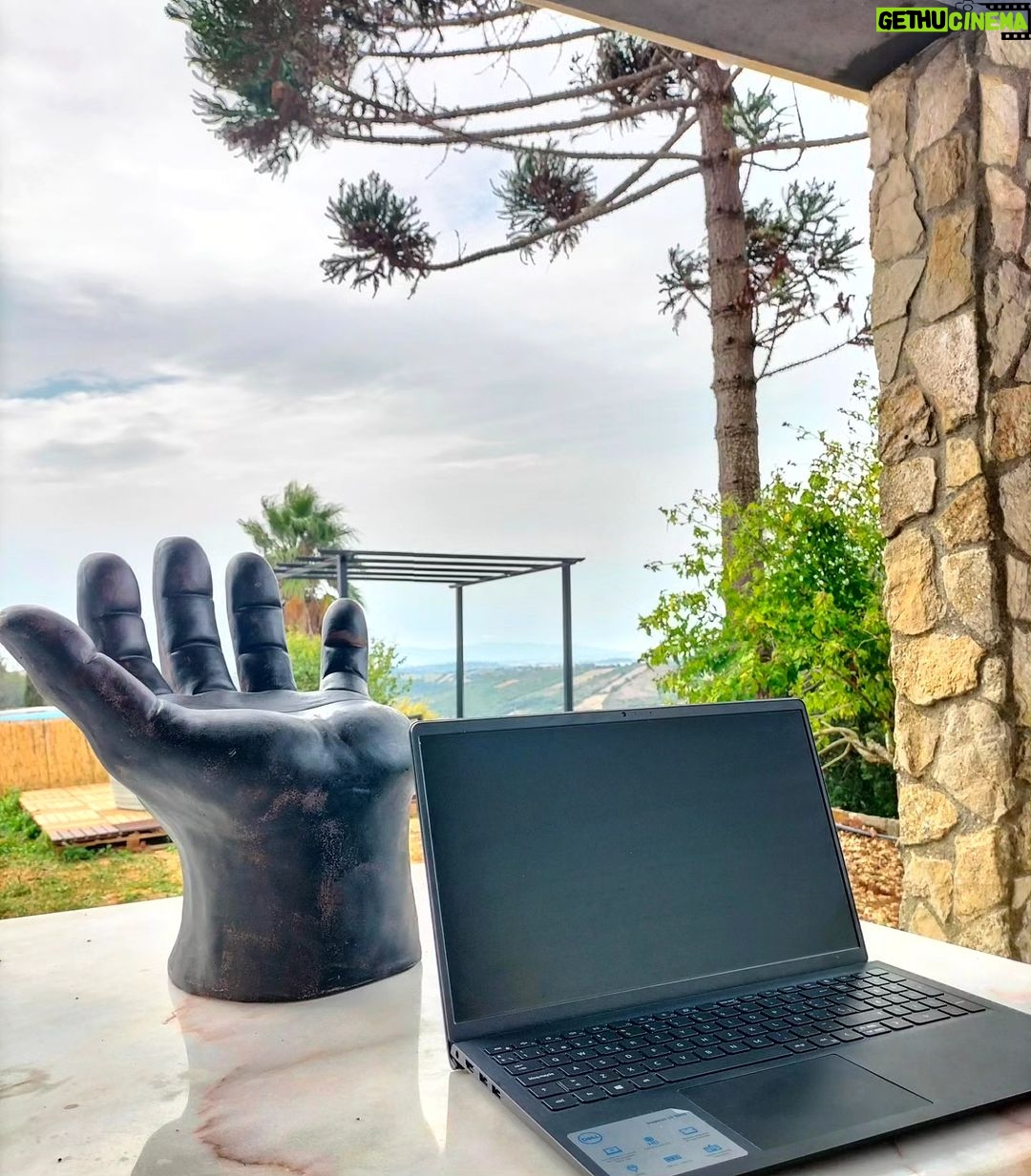 Gustavo Santos Instagram - SEMPRE FUI DE IR PARA A FRENTE... ... com tudo o que sinto. ... com tudo o que penso. ... com tudo o que sonho. ... com tudo o que vejo, imagino ou tenho vontade. Na mão, as primeiras linhas do meu próximo livro. O décimo sexto de, pelo menos, três dezenas deles; assim a vida me dê tempo e caminho livre para andar. Abraço forte.