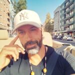 Gustavo Santos Instagram - Hoje fui à cidade. Coisa rara, felizmente. Tantos carros, tanta pressa. Tão pouco espaço, tanta poluição... emocional. Fui multado. A conversa estava boa e eu esqueci-me que não estava no campo. No antro da obediência, o tempo que havia pago por um lugar, expirou... e a intolerância permaneceu. A rigidez amordaça as pessoas. O medo, tolda-as. Caguei e paguei; afinal de contas, a responsabilidade foi minha e não me arrependo de nenhum minuto a mais de conversa. Ganhei mais do que perdi. Entretanto, alguns sorrisos (heróis!), uma sombra natural (coisa rara!), uma brisa outonal que limpava o stress à minha volta e os olhares indiscretos de gente atenta a um diálogo sem fronteiras. A cidade está ligada a um ventilador... Não é para mim. Eu preciso de respirar fundo. De abrir os braços sem me preocupar no que toco. Preciso de me perder no tempo, sem pensar que posso ser castigado por ser livre. Já em casa... Abraço forte.