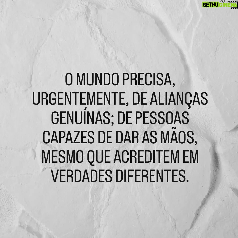 Gustavo Santos Instagram - ISTO NÃO É SOBRE QUEM GANHA, É MAIS FORTE OU TEM RAZÃO! É SOBRE SE NOS SALVAMOS... DEIXO AQUI UM ABRAÇO MAIOR DO QUE AQUILO QUE NOS SEPARA, PARA TODOS OS MEUS IRMÃOS E IRMÃS DO CORAÇÃO. VOCÊS SABEM QUEM SÃO. SÓ O AMOR É CAPAZ DE HONRAR A DIFERENÇA.