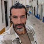Gustavo Santos Instagram - (Ainda sobre ontem, dia 1) Não foi só o primeiro mergulho do ano; foi o primeiro ato de Liberdade. E que bom foi, ver tanta gente na água como eu, de coração aberto, cabeça limpa e pele arrepiada. Dá-me esperança ver coisas assim. A vida acontece todos os dias e é por isso que viver é um acontecimento. Nada por dizer. Nada por fazer. Simplesmente, acontecer. Bom dia! Praia Dos Pescadores - Ericeira