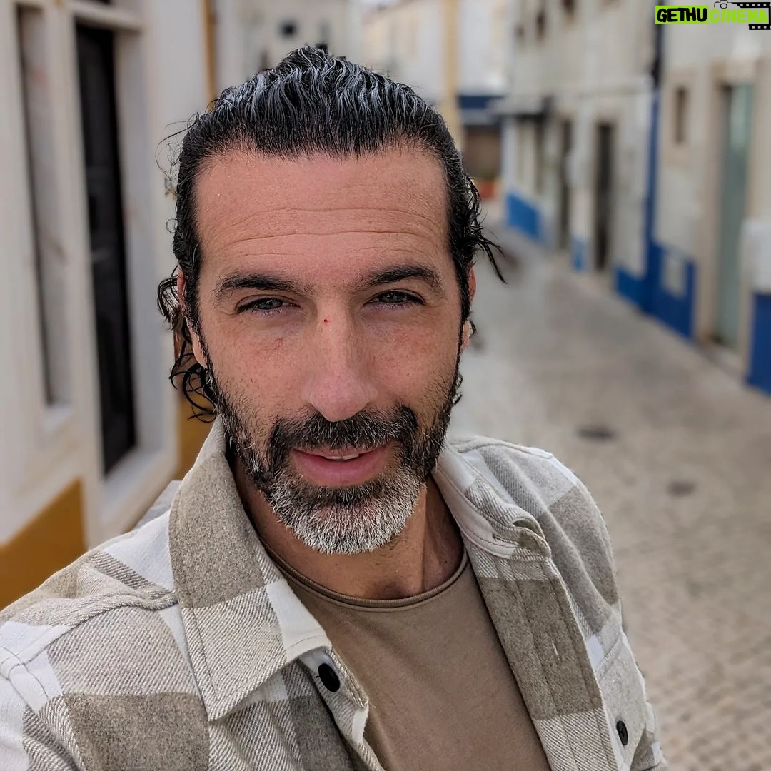 Gustavo Santos Instagram - (Ainda sobre ontem, dia 1) Não foi só o primeiro mergulho do ano; foi o primeiro ato de Liberdade. E que bom foi, ver tanta gente na água como eu, de coração aberto, cabeça limpa e pele arrepiada. Dá-me esperança ver coisas assim. A vida acontece todos os dias e é por isso que viver é um acontecimento. Nada por dizer. Nada por fazer. Simplesmente, acontecer. Bom dia! Praia Dos Pescadores - Ericeira