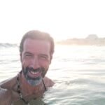 Gustavo Santos Instagram - Inventei a minha vida! E mesmo perante o que não estava à espera, rapidamente, ou não, soube sempre reinventá-la a partir de cada um desses eventos. É disso que mais me orgulho. Disso e de, perante dificuldade alguma, nunca ter concluído que era melhor para mim não ser quem sou e ser o que todos são. Nunca tive quem mandasse em mim; a não ser a minha mãe, até algures na minha adolescência. Nunca optei por caminhos inventados por outros, certos e seguros, nem nunca fui atrás de moda nenhuma para parecer bem. Sou o criador desta minha experiência. O artista e o responsável também. Não há criação sem autor. Não há história sem narrador. Não há escolha sem responsabilidade. E quando me perguntam sobre aquilo em que sou melhor, respondo sempre que é a ser quem sou, sem tirar nem pôr. Simples assim. Abraço forte.