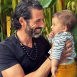 Gustavo Santos Instagram - SEIS MESES DE ANTÓNIO! SOU DAQUELES HOMENS QUE AMA SER PAI, PAI POR INTEIRO, E QUE COLOCA ESSE LUGAR COMO UMA PRIORIDADE EM TODAS AS HORAS DA SUA VIDA. "P" DE PRESENÇA. "A" DE AMOR. "I" DE INCONDICIONAL. SOU PRESENÇA DE AMOR INCONDICIONAL. EU, QUE ATÉ AOS 38 ANOS, NEM PENSAVA NISTO. TALVEZ ME ASSUSTASSEM A RESPONSABILIDADE, A FUGA DO TEMPO, AS FERIDAS QUE TAL COISA ME PODERIA REVELAR... MAS AQUI ESTOU EU, AOS 46 ANOS, COM MAIS UM PUTO NOS BRAÇOS E QUE CELEBRA HOJE MEIO ANO NA PELE. FELIZ, É COMO ME SINTO. AMO A RESPONSABILIDADE. AGIGANTA-ME. NÃO ME FALTA TEMPO NENHUM (SÓ PARA TRETAS QUE VALORIZAVA NA ALTURA E QUE, AGORA, QUANDO POSTAS NO OUTRO PRATO DA BALANÇA, NÃO VALEM ABSOLUTAMENTE NADA). SINTO-ME MAIS CENTRADO DO QUE NUNCA. E QUANTO ÀS FERIDAS DA MINHA INFÂNCIA, QUE APARECERAM MESMO, TENHO APRENDIDO A GOSTAR DE CONHECÊ-LAS E ME DESAFIADO A CURÁ-LAS SEM JULGAR QUEM MAS ABRIU. ESTOU MAIS LEVE, MUITO MAIS LEVE. TEM SIDO UMA VIAGEM INCRÍVEL... ... SOBRETUDO, DENTRO DE MIM; MAS CADA PALMO CONQUISTADO É, TAMBÉM, SORVIDO POR ELES. GANHAMOS TODOS! OBRIGADO FILHOS!