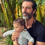 Gustavo Santos Instagram - SEIS MESES DE ANTÓNIO! SOU DAQUELES HOMENS QUE AMA SER PAI, PAI POR INTEIRO, E QUE COLOCA ESSE LUGAR COMO UMA PRIORIDADE EM TODAS AS HORAS DA SUA VIDA. "P" DE PRESENÇA. "A" DE AMOR. "I" DE INCONDICIONAL. SOU PRESENÇA DE AMOR INCONDICIONAL. EU, QUE ATÉ AOS 38 ANOS, NEM PENSAVA NISTO. TALVEZ ME ASSUSTASSEM A RESPONSABILIDADE, A FUGA DO TEMPO, AS FERIDAS QUE TAL COISA ME PODERIA REVELAR... MAS AQUI ESTOU EU, AOS 46 ANOS, COM MAIS UM PUTO NOS BRAÇOS E QUE CELEBRA HOJE MEIO ANO NA PELE. FELIZ, É COMO ME SINTO. AMO A RESPONSABILIDADE. AGIGANTA-ME. NÃO ME FALTA TEMPO NENHUM (SÓ PARA TRETAS QUE VALORIZAVA NA ALTURA E QUE, AGORA, QUANDO POSTAS NO OUTRO PRATO DA BALANÇA, NÃO VALEM ABSOLUTAMENTE NADA). SINTO-ME MAIS CENTRADO DO QUE NUNCA. E QUANTO ÀS FERIDAS DA MINHA INFÂNCIA, QUE APARECERAM MESMO, TENHO APRENDIDO A GOSTAR DE CONHECÊ-LAS E ME DESAFIADO A CURÁ-LAS SEM JULGAR QUEM MAS ABRIU. ESTOU MAIS LEVE, MUITO MAIS LEVE. TEM SIDO UMA VIAGEM INCRÍVEL... ... SOBRETUDO, DENTRO DE MIM; MAS CADA PALMO CONQUISTADO É, TAMBÉM, SORVIDO POR ELES. GANHAMOS TODOS! OBRIGADO FILHOS!