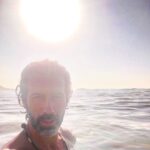 Gustavo Santos Instagram - MORNING PRACTICE! TEMOS DE VISITAR A NATUREZA MAIS VEZES. ALONGAR COM ELA, DANÇAR COM ELA, MERGULHAR NELA, ABRAÇÁ-LA E DAR DE CARAS CONNOSCO. COM O SAGRADO QUE HÁ EM NÓS... A VERDADE. ELA LIBERTA, NUTRE E CURA. ABRAÇO FORTE. Algures no Planeta Terra