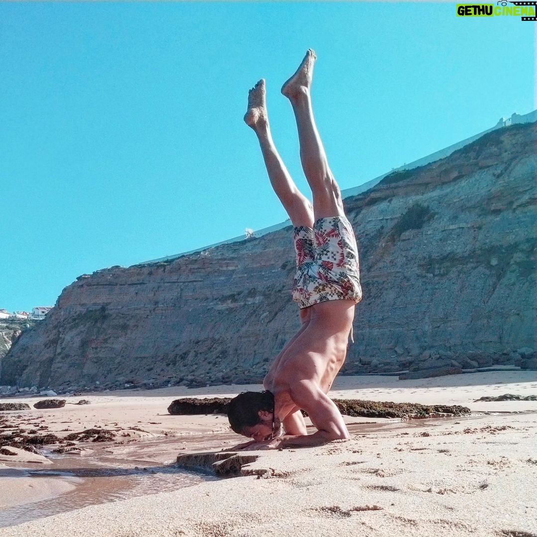 Gustavo Santos Instagram - A DANÇA FEZ-ME PERDER O MEDO DO CHÃO. APRENDI, NESSE TEMPO ÉPICO DA MINHA VIDA, QUE A QUEDA É TRAMPOLIM DA IMAGINAÇÃO, É FAZEDORA DE REALIDADES ANTES SONHADAS, É SEMENTE QUE PODE GERMINAR EM NOÇÃO DE MÉRITO E CONFIANÇA INABALÁVEL. FOI ATRAVÉS DA RESSIGNIFICAÇÃO DA QUEDA, QUE CONSEGUI SUPERAR OS TRAUMAS DA MINHA INFÂNCIA E TRANSFORMAR MUITAS DAS CULPAS A QUE ESTAVA SUJEITO EM PODER PESSOAL. TRANSPORTAR TODA ESSA CONSCIÊNCIA DOS TREINOS E DOS PALCOS PARA A MINHA VIDA PESSOAL, TORNOU-ME NUM HOMEM SEM MEDO DE FALHAR. E ESSE É UM DOS MEUS GRANDES TRUNFOS ATÉ HOJE. CAIR, ERRAR E FALHAR, SÃO ESTÁGIOS DE PASSAGEM OBRIGATÓRIA PARA QUEM SABE O QUE QUER E NÃO HÁ COMO CHEGAR LÁ SEM PASSAR POR ELES. E AQUI ESTOU EU, UM GEMINIANO ARMADO EM ESCORPIÃO... DEPOIS DE TENTATIVAS SUCESSIVAS E MUITA AREIA EM TODOS OS INTERVALOS DOS DENTES 🤣! ABRAÇO FORTE. Praia do Sul