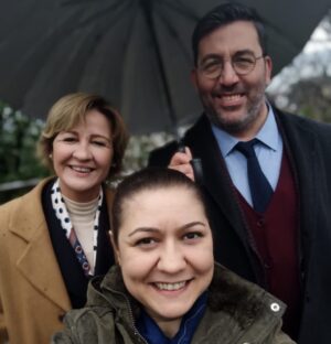 Hülya Gülşen Irmak Instagram - Yağmurmuş,soğukmuş kim takar 🤗Keyifle çalıştık umarım aynı keyifle seyredersiniz. #ramo #set #showtv #bkm