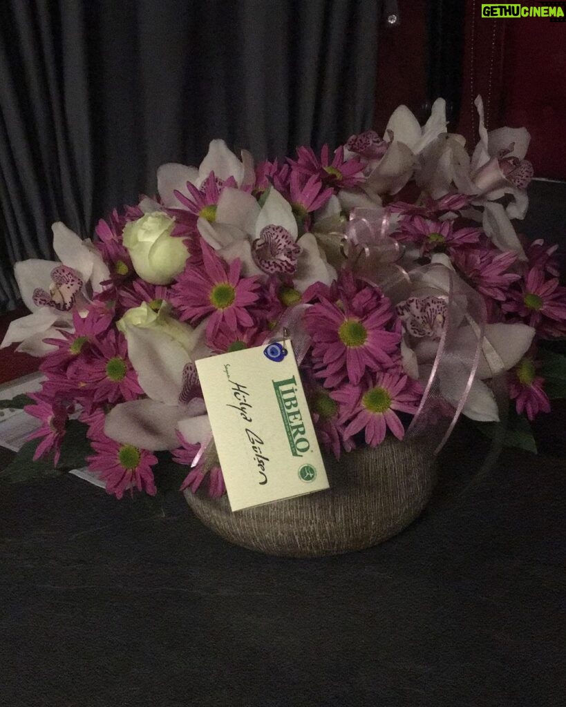 Hülya Gülşen Irmak Instagram - İlk set günümde harika çiçeklerim ve harika manzaram ve tatlı bir ekip🙏🧿#ego #pastelfilm