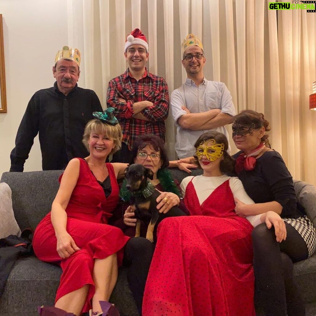 Hülya Gülşen Irmak Instagram - Giydik kırmızıları analı kızlı bekliyoruz yeni yılı ailecek💃🏻💃🏻💃🏻