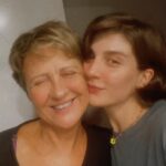 Hülya Gülşen Irmak Instagram - 16 Ağustos 2022 de benim başıma gelmez diyeceğim bir olay yaşadım ve beyin kanaması geçirdim. Hayat bana ikinci bir şans verdi. Şimdi bir görevim var; bu şansı en güzel şekilde değerlendirmek. Bu yaşadığım süreçte o kadar çok teşekkür etmek istediğim kişi var ki…Öncelikle tüm sağlık çalışanları ve doktorlar, beni hızlıca hastaneye yetiştiren imaj çalışanları ve canımdan çok sevdiğim kızım 🙏 Beni en başından beri hiç yalnız bırakmayan dostlarım🙏 Haberi alır almaz uçarak gelen ablam, annem, eniştem, yeğenim, Derin ve Ruba. Her gün sağlığımı takip eden iş arkadaşlarım ve dostlarım. İnsan, bu hayat koşturmacasında ne kadar zengin olduğunu anlamıyor, bugün çok iyi biliyorum ki ben tam bir sevgi zenginiyim. İyi ki varsınız canım ailem, canım dostlarım. En büyük ricam sağlık çalışanlarının el üstünde tutulması, onlar gecelerini gündüzlerine katan beyaz melekler🙏 Hayat çok güzel, bunu arada hatırlayalım olur mu?