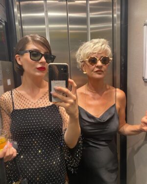 Hülya Gülşen Irmak Instagram - Düğüne gitmek ciddiyet gerektirir🤗