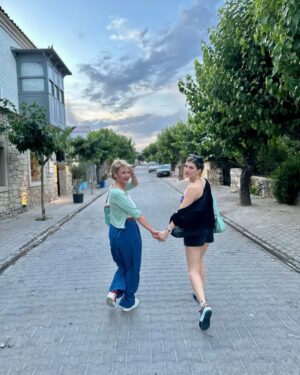 Hülya Gülşen Irmak Instagram - Kendime arkadaş doğurmuşum 😍