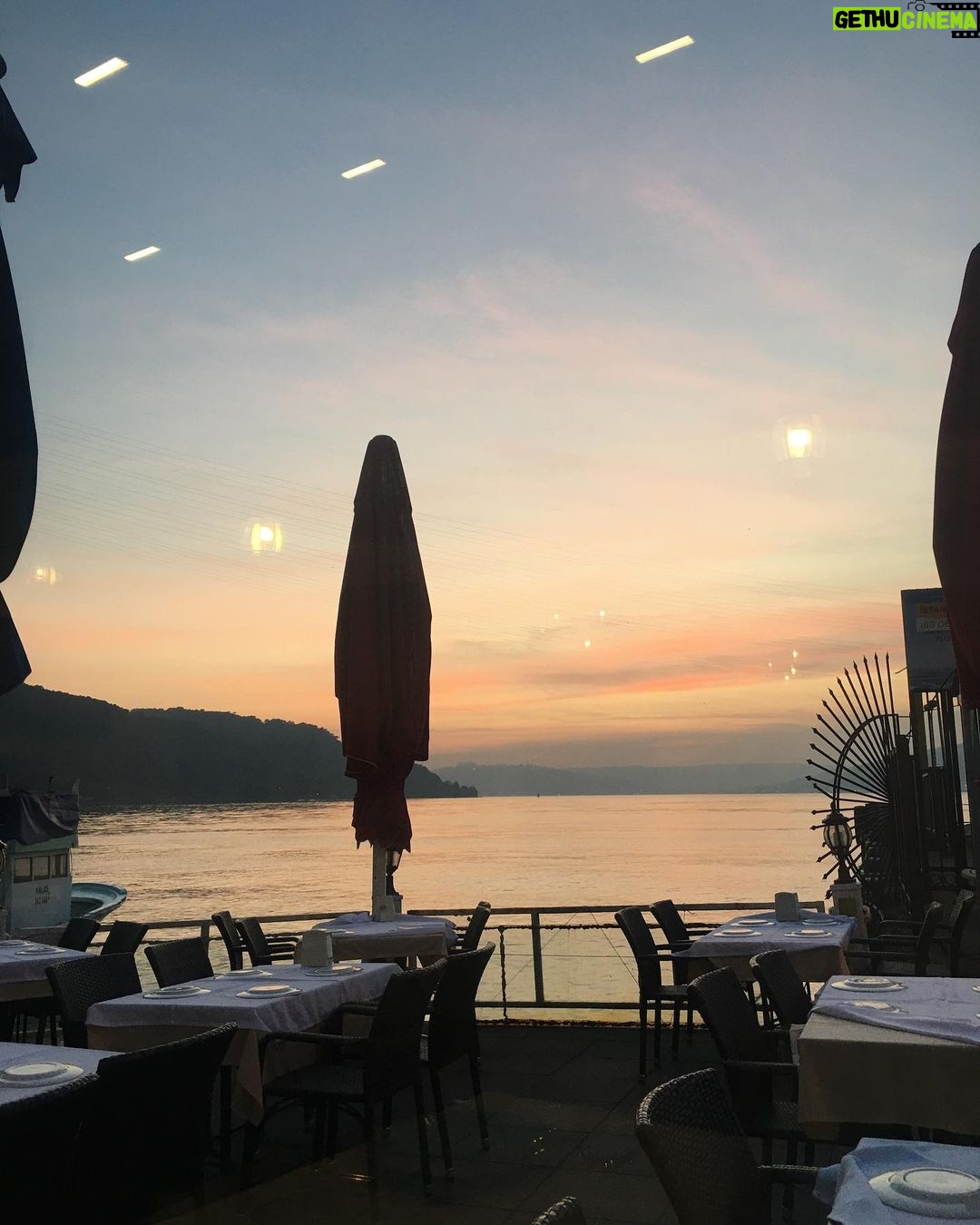 Hülya Gülşen Irmak Instagram - İlk set günümde harika çiçeklerim ve harika manzaram ve tatlı bir ekip🙏🧿#ego #pastelfilm