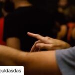 Hülya Gülşen Irmak Instagram – #Repost @istanbuldasdas with @make_repost
・・・
Romeo ve Juliet 16/17/22/23 Ekim ve 5/6/19/30 Kasım’da DasDas’ta, detaylı bilgi ve biletler www.dasdas.com.tr ve @mobilet’te satışta💙 

*Romeo ve Juliet’in 15 Ekim gösterimine tüm biletler tükendi, göstermiş olduğunuz ilgiye teşekkür ederiz!

İtalya’nın Verona kentinde yaşayan iki düşman aile… Ve bu düşman ailelerin birbirlerine aşık çocukları… Romeo ve Juliet.

Nedir aşk? Masumca bir his mi yoksa tehlikeye dönüşen bir takıntı mı? Neler yapar insan aşkı için? Nelere karşı gelir? Nelerden vazgeçer?

İmkansız aşklarını sadece gece karanlığında, bir tarlakuşu sesine kadar yaşayabilen bu iki genç, yedi günlük bir olay örgüsüyle izleyiciye bu düşünceleri sorgulatacak. Sözlerini yeminlerle süsleyen Romeo ile dudaklarında günahın izi kalan Juliet’in aşkı…

Shakespeare’ in dünyanın en bilinen romantik tregedyası olan Romeo ve Juliet DasDas’ta.

Yazan: William Shakespeare

Metin Düzenleme: Mert Fırat

Yönetmen: Mert Fırat – Nagihan Gürkan

Reji Asistanı: Melis Bektaş

Dekor ve Işık Tasarım: Cem Yılmazer

Müzik: Cem Yılmazer

Kostüm Tasarım: Eylül Gürcan

Koreografi: Dicle Doğan

Dövüş Koreografi: Barış Dokur

Oyun Asistanları: Balca Aydoğdu, Duygu Gürler

Oyuncular: Ayberk Aladar, Barış Gönenen, Başak Kıvılcım Ertanoğlu, Ceren Boz, Deniz Can Aktaş, Erdem Akakçe, Ertuğrul Gümrükçüoğlu, Hülya Gülşen, Naz Çağla Irmak, Onur Tanyeri, Ümit Erlim

Afiş Tasarım: Selman Hoşgör

Video: Ozan Şahin 

DasDas’ta tüm etkinlik biletleri İş Bankası kredi kartlarına %10 indirimli! @isbankasi