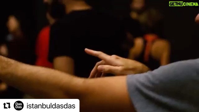 Hülya Gülşen Irmak Instagram - #Repost @istanbuldasdas with @make_repost ・・・ Romeo ve Juliet 16/17/22/23 Ekim ve 5/6/19/30 Kasım’da DasDas’ta, detaylı bilgi ve biletler www.dasdas.com.tr ve @mobilet’te satışta💙 *Romeo ve Juliet’in 15 Ekim gösterimine tüm biletler tükendi, göstermiş olduğunuz ilgiye teşekkür ederiz! İtalya'nın Verona kentinde yaşayan iki düşman aile... Ve bu düşman ailelerin birbirlerine aşık çocukları... Romeo ve Juliet. Nedir aşk? Masumca bir his mi yoksa tehlikeye dönüşen bir takıntı mı? Neler yapar insan aşkı için? Nelere karşı gelir? Nelerden vazgeçer? İmkansız aşklarını sadece gece karanlığında, bir tarlakuşu sesine kadar yaşayabilen bu iki genç, yedi günlük bir olay örgüsüyle izleyiciye bu düşünceleri sorgulatacak. Sözlerini yeminlerle süsleyen Romeo ile dudaklarında günahın izi kalan Juliet'in aşkı... Shakespeare' in dünyanın en bilinen romantik tregedyası olan Romeo ve Juliet DasDas'ta. Yazan: William Shakespeare Metin Düzenleme: Mert Fırat Yönetmen: Mert Fırat – Nagihan Gürkan Reji Asistanı: Melis Bektaş Dekor ve Işık Tasarım: Cem Yılmazer Müzik: Cem Yılmazer Kostüm Tasarım: Eylül Gürcan Koreografi: Dicle Doğan Dövüş Koreografi: Barış Dokur Oyun Asistanları: Balca Aydoğdu, Duygu Gürler Oyuncular: Ayberk Aladar, Barış Gönenen, Başak Kıvılcım Ertanoğlu, Ceren Boz, Deniz Can Aktaş, Erdem Akakçe, Ertuğrul Gümrükçüoğlu, Hülya Gülşen, Naz Çağla Irmak, Onur Tanyeri, Ümit Erlim Afiş Tasarım: Selman Hoşgör Video: Ozan Şahin DasDas'ta tüm etkinlik biletleri İş Bankası kredi kartlarına indirimli! @isbankasi