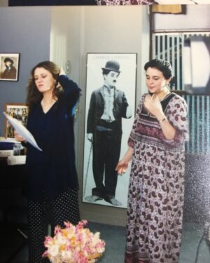 Hülya Gülşen Irmak Instagram - Perşembe bitmeden gelsin 1997’ den bir #tbt. “Ferhunde Hanımlar “ seti; Canım @nazcaglairmak karnımda, can arkadaşım @ipekcekenn yanımda. Ortadakini zaten tanırsınız🤗