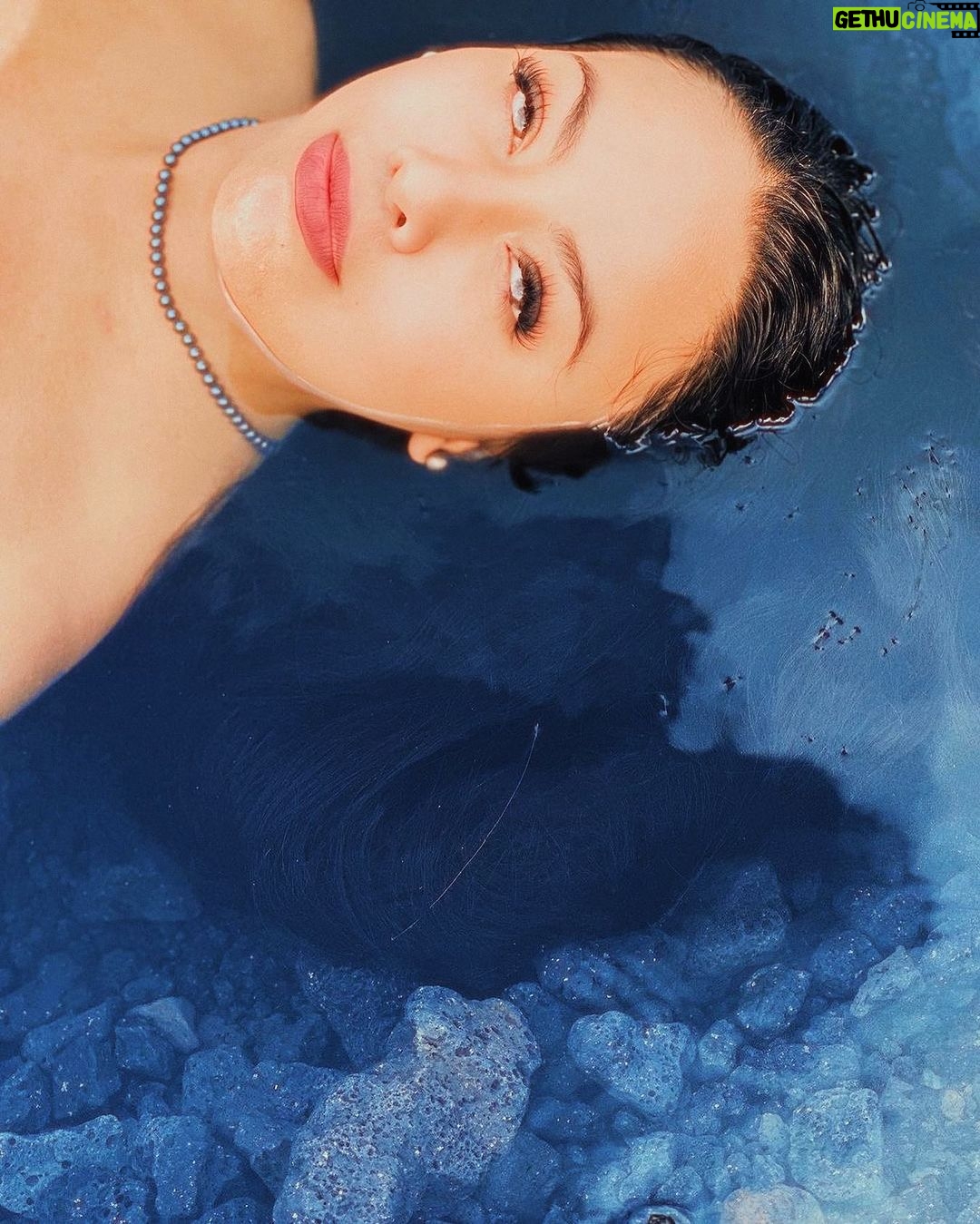Hāwane Rios Instagram - aloha ‘āina ‘o wau ‘o @h.a.w.a.n.e ‘o mauna a wākea ku‘u mauna ‘o kohākohau, waikōloa, kawainui, a me alakahi ku’u mau kahawai ‘o pu‘ukapu waimea ku‘u ‘āina kūlāiwi ‘o kona hema lāua ‘o kona ‘ākua ku’u ‘āina kūpuna ‘o puna paia ‘a‘ala ku‘u ‘āina e kū nei ‘o hōlanikū ku‘u ‘āina la‘a ‘o ke aloha o ku‘u ‘ohana, ku‘u ‘āina, ku‘u lāhui ku’u pu‘uwai aloha mau this is me 🤎