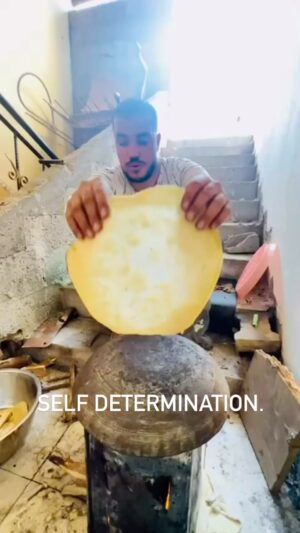 Hāwane Rios Instagram - Self determination is what we all must build up in the face of understanding that what is happening in Palest👁️ne can happen to any of us and is happening to others tho they may not have the means to show it to the world.

Repost @gazasunbirds 

Hazem’s hands tell a story of resilience as he bakes bread under siege. With lines for fresh bread stretching long, bakeries targeted, and food supplies severed, people have to work this hard just to get a meal.

This video unveils the extraordinary effort behind a single meal -  children helping to scavenge for scraps of wood, crafting makeshift ovens from tin cans, and skillfully flipping dough over open flames. Can you imagine doing this everyday?

Let this act of survival be a call to action. The hardship faced by Hazem is just one story among many. Let us stand united, raising our voices for a ceasefire – an end to the suffering, an end to the targeting of basic needs and lifelihoods. 

تحكي يدي هازم قصة صمود أثناء خبزه للخبز تحت الحصار. مع طوابير الناس أمام المخابز للحصول على الخبز الطازج، واستهداف المخابز، وقطع إمدادات الطعام، يتعين على الناس العمل بجد للحصول على وجبة.

يكشف هذا الفيديو عن الجهد الاستثنائي وراء وجبة واحدة - الأطفال يساعدون في البحث عن فتات الخشب، وصنع أفران مؤقتة من علب الصفيح، وقلب العجين بمهارة فوق اللهب المفتوح. هل يمكنك تخيل القيام بذلك يومياً؟

دعوا هذا العمل البسيط للبقاء يكون نداءً للعمل. الصعوبات التي يواجهها هازم هي قصة واحدة فقط من بين الكثير. دعونا نقف متحدين، نرفع أصواتنا من أجل وقف إطلاق النار - وضع حد للمعاناة، ووضع حد لاستهداف الاحتياجات الأساسية وسبل العيش. #وقف_إطلاق_النار_الآن
