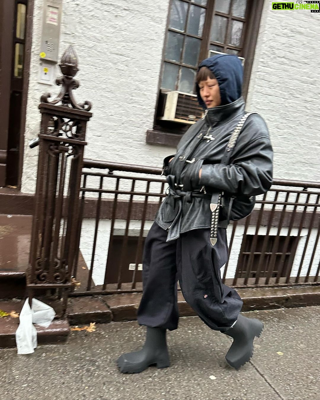 Haley Tju Instagram - New York is hot, but respectfully, I’m cold. New York City