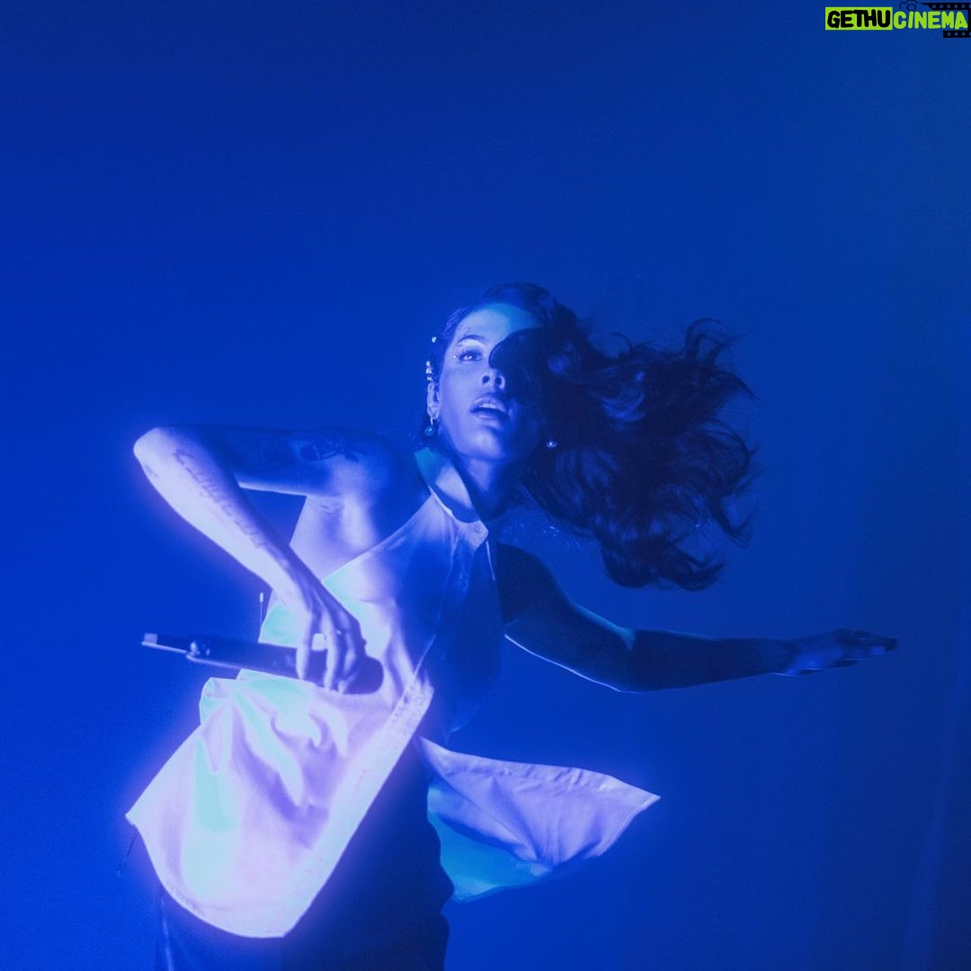 Halsey Instagram - Gonna be posting a lot more string show content as I go through it but here’s a few little moments by @yasi from Indiana and Sacramento 🤍✨ some of the most magical shows of my life
